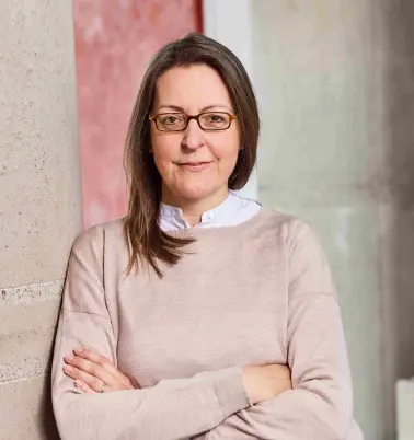 Ellen Götschel schaut nach vorne und lächelt.