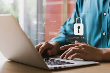 Ein Laptop steht auf einem Tisch. Zwei Hände tippen etwas in die Tastatur ein. Abgebildet sind LogIn-Felder und ein Schloss-Symbol.