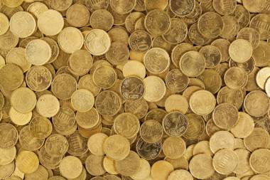 Sehr viele 10 und 20 Cent Münzen liegen auf einem Tisch.