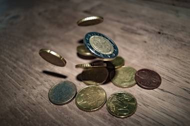 Verschiedene Euro-Münzen liegen auf einem Tisch