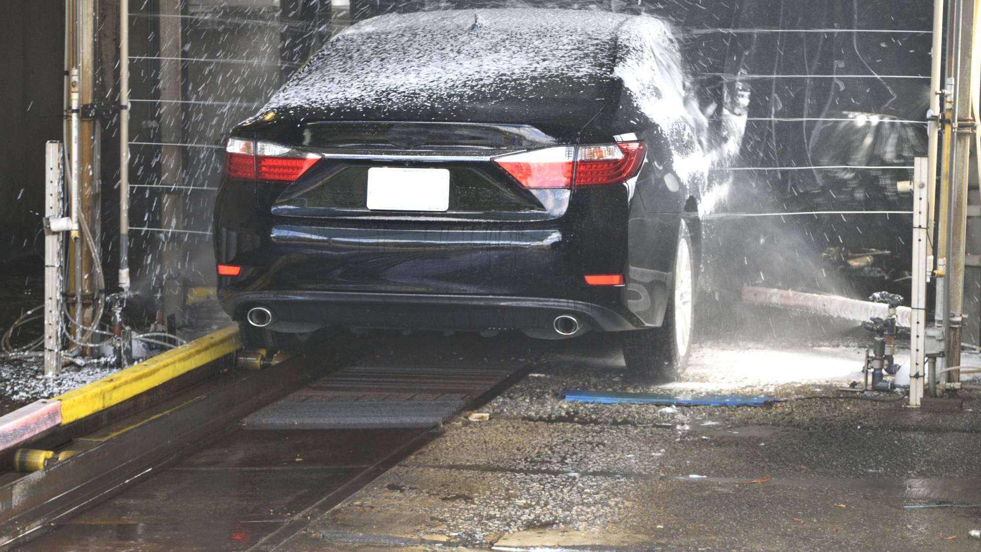Auto waschen & Co.: Fahrzeug rechtlich fit für den Frühling