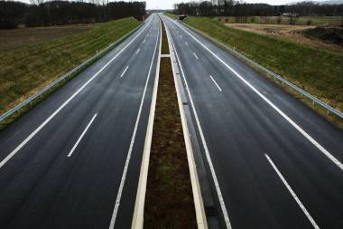 Zwei Fahrbahnen mit jeweils zwei Spuren. Keine Fahrzeuge sichtbar.