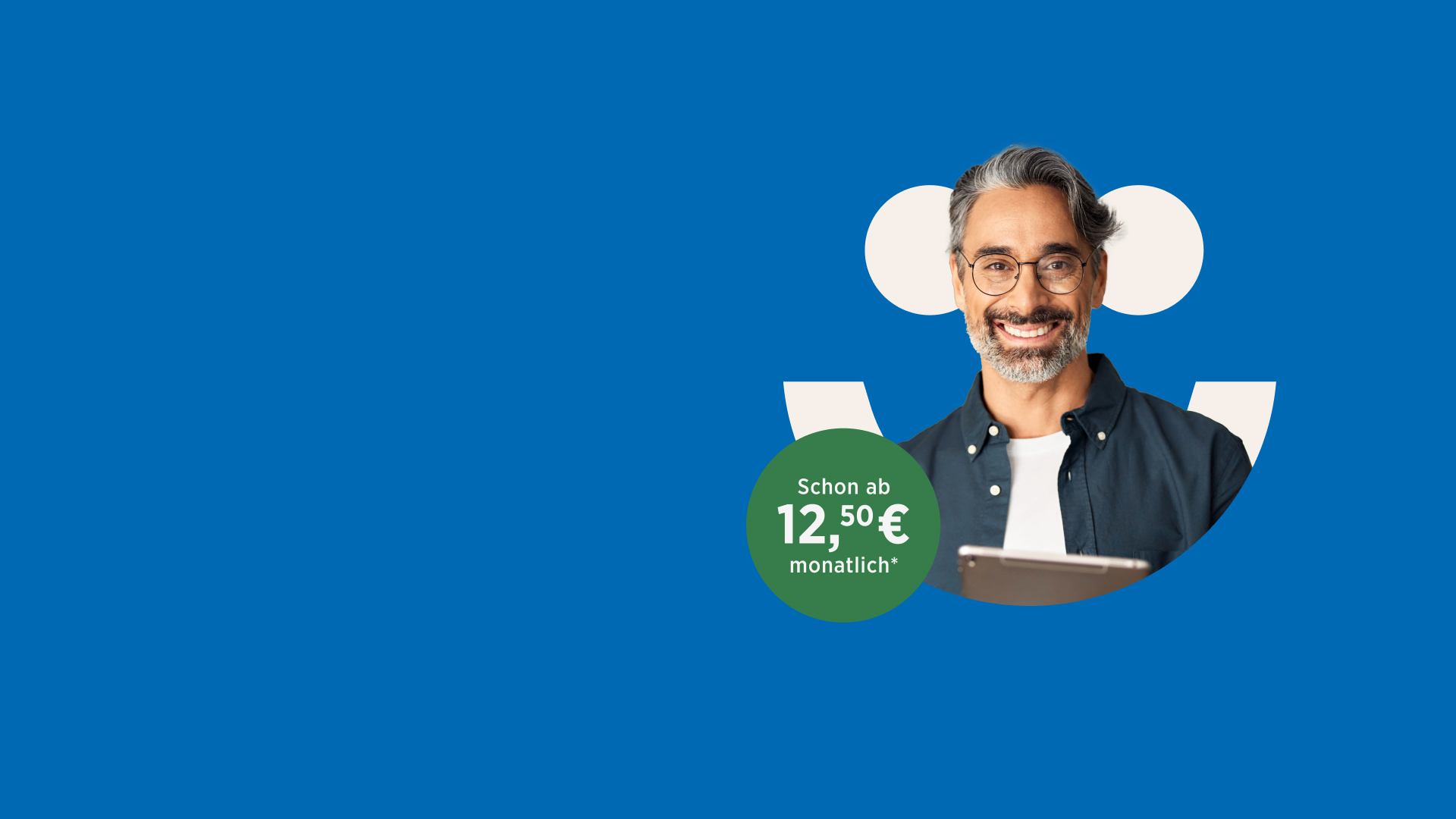 Eine Person lächelt vor blauem Hintergrund in die Kamera. Auf der Grafik steht